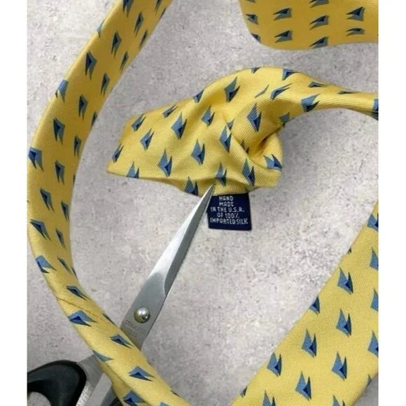 VINEYARD VINES Silk Tie USA Yellow Blue Geometric Credit Suisse W:3.6" EUC - Picture 3 of 6